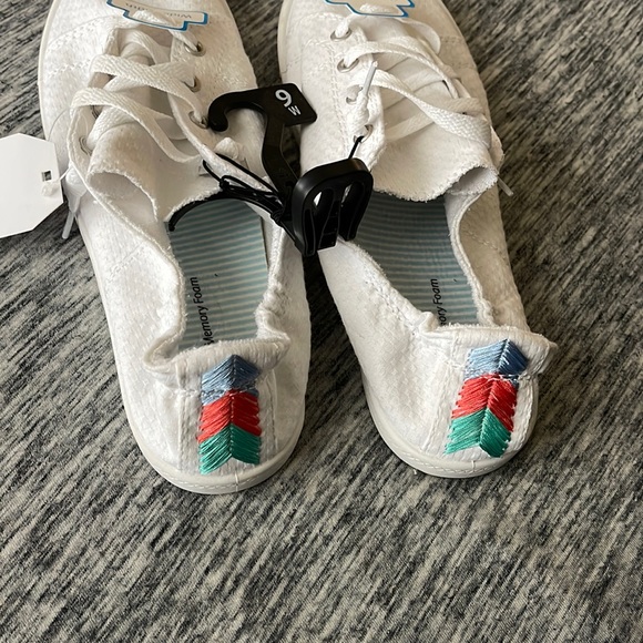 Shoes - Picture 1 of 4